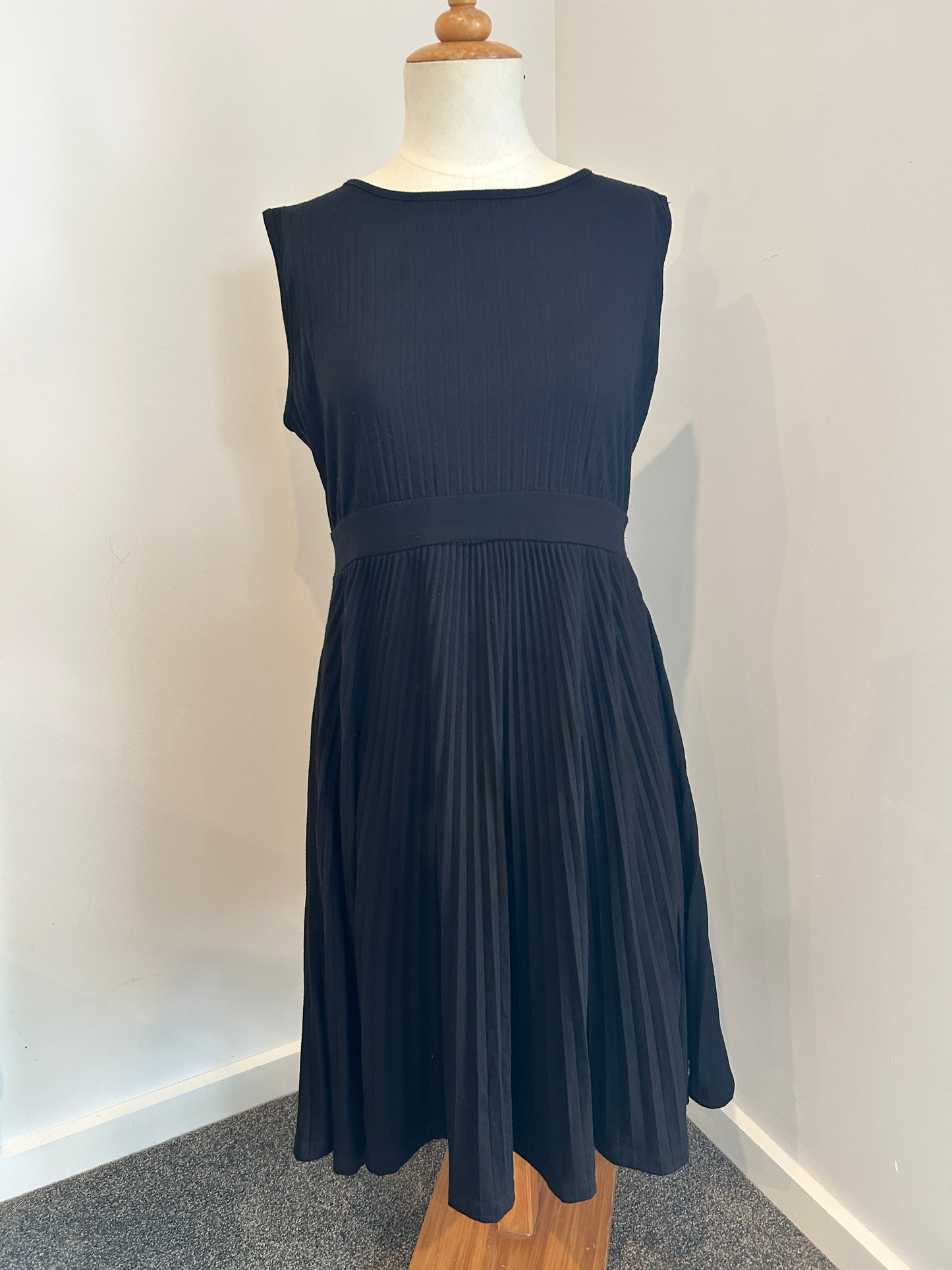 Ripe pleated dress (M)