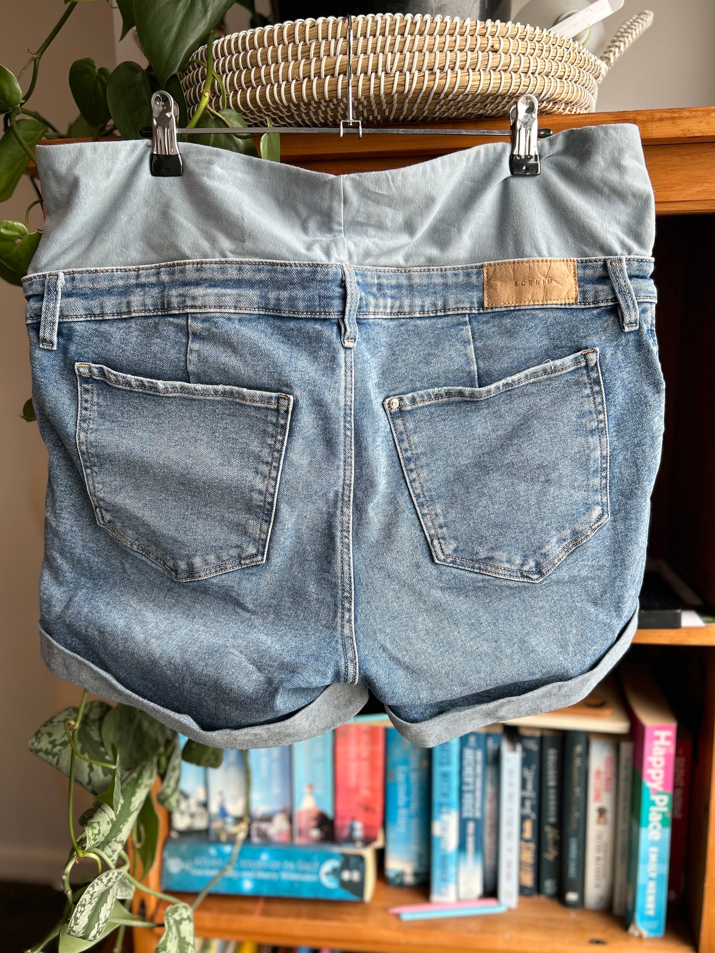H&M mama maternity shorts, BNWOT (L)
