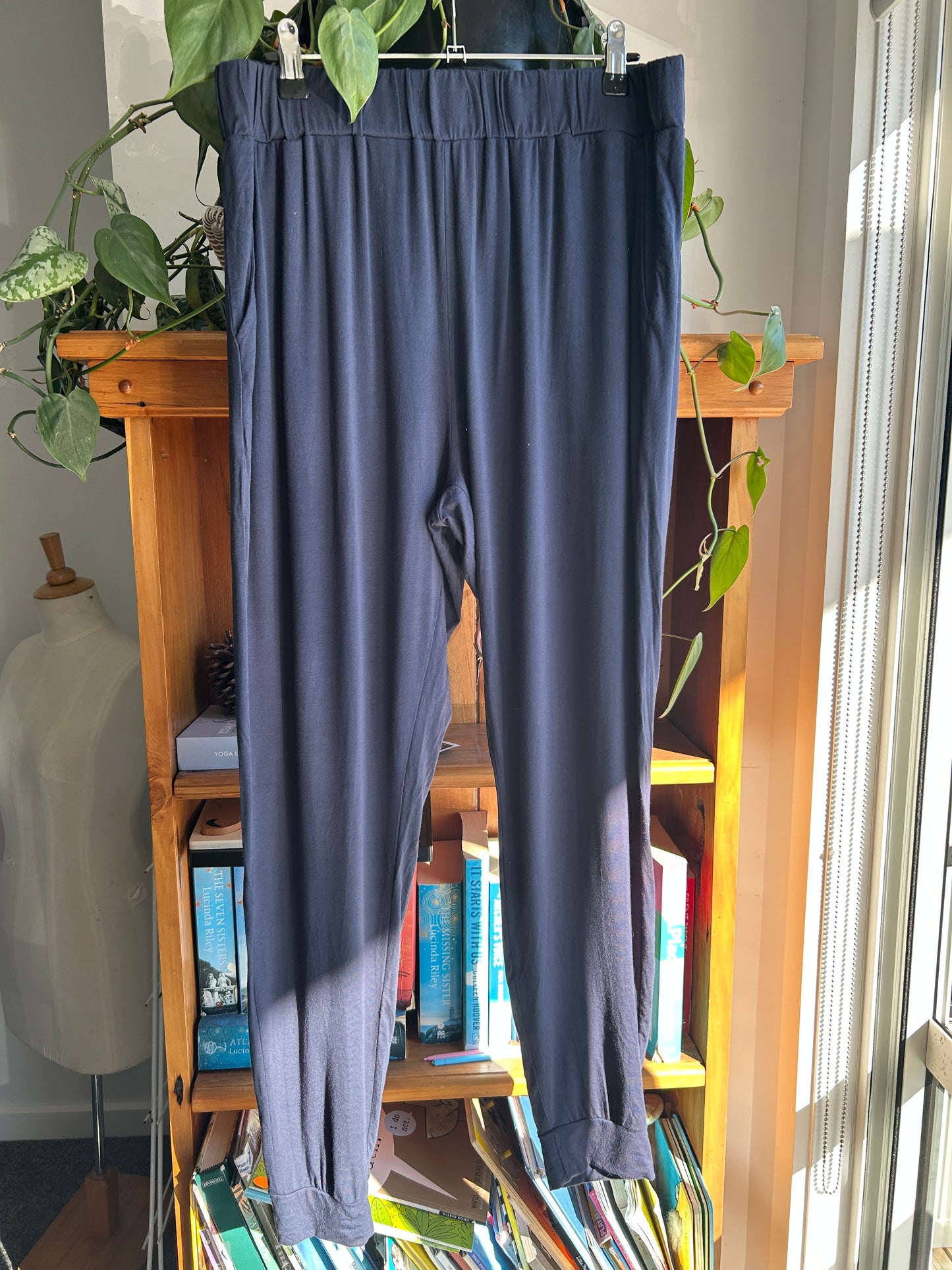 Cadenshae bamboo joggers (M + L)