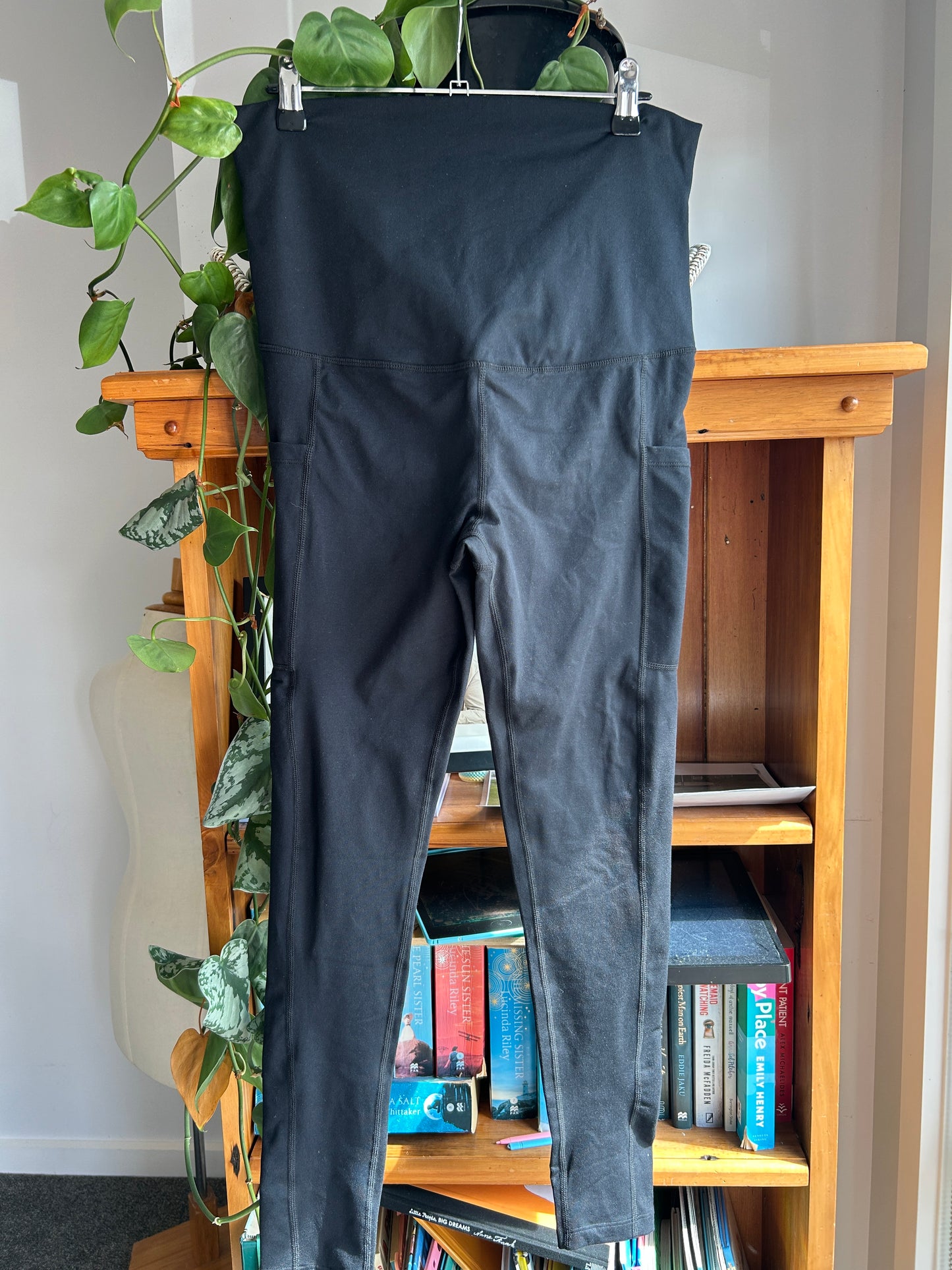 Cotton on body maternity tights (M)