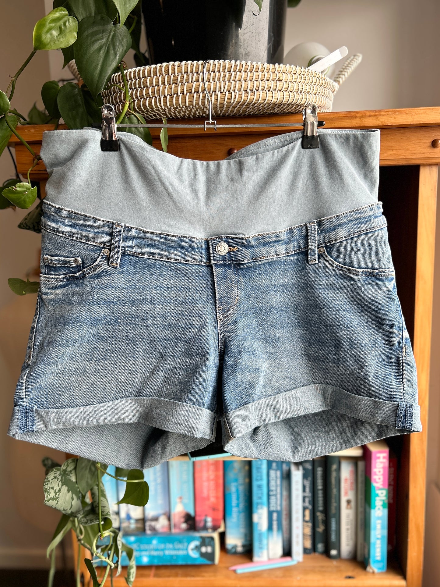 H&M mama maternity shorts, BNWOT (L)
