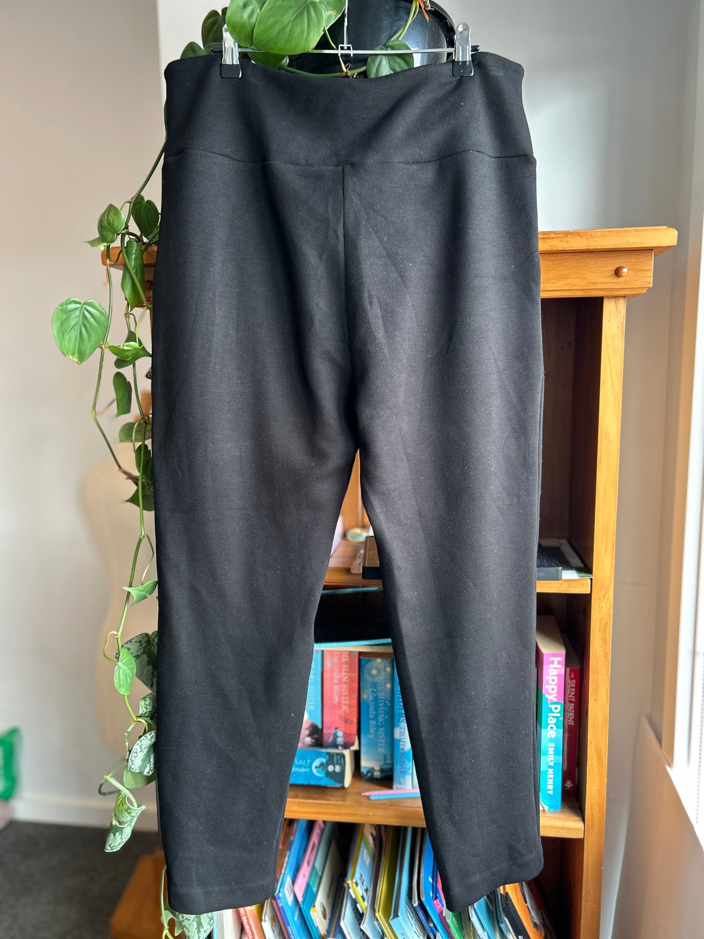 Angel maternity relaxed fit leggings (L)